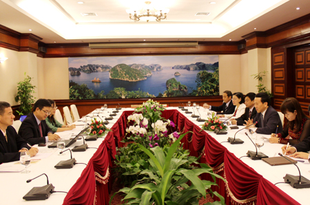 广宁省领导与中国深圳大学专家代表团举行工作会议